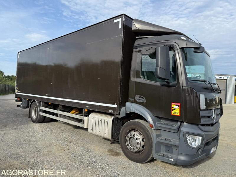 Mercedes Antos 1824 caisson hayon dhollandia 3t - 193000km-2017 - Camion: foto 2 Mercedes Antos 1824 caisson hayon dhollandia 3t - 193000km-2017 - Camion: foto 2