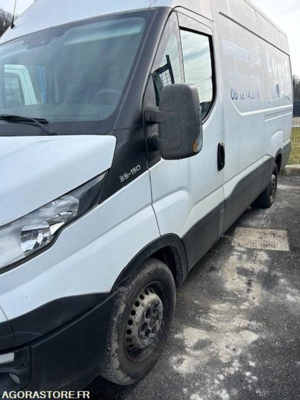FOURGON IVECO DAILY 35-150 120000 KM 2016 - Furgone chiuso: foto 1 FOURGON IVECO DAILY 35-150 120000 KM 2016 - Furgone chiuso: foto 1