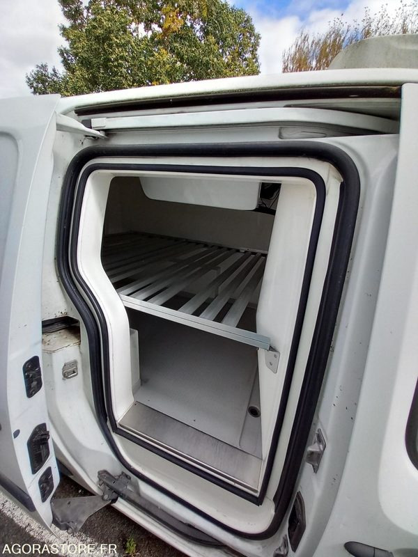Fourgonnette frigorifique RENAULT - CN707CZ - Furgoncino: foto 3 Fourgonnette frigorifique RENAULT - CN707CZ - Furgoncino: foto 3