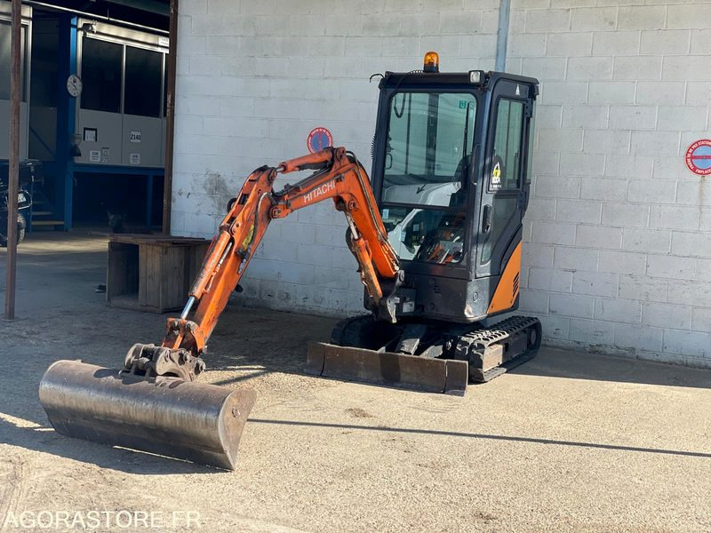 MINI-PELLE SUR CHENILLE CAOUTCHOUC HITACHI ZX17U-2 15CV 1.9T AVEC 3 GODETS - Escavatore: foto 1 MINI-PELLE SUR CHENILLE CAOUTCHOUC HITACHI ZX17U-2 15CV 1.9T AVEC 3 GODETS - Escavatore: foto 1