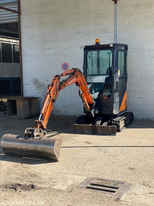 MINI-PELLE SUR CHENILLE CAOUTCHOUC HITACHI ZX17U-2 15CV 1.9T AVEC 3 GODETS - Escavatore: foto 1 MINI-PELLE SUR CHENILLE CAOUTCHOUC HITACHI ZX17U-2 15CV 1.9T AVEC 3 GODETS - Escavatore: foto 1