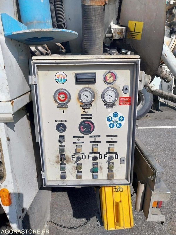 RENAULT Kerax 320 HUWER ADR 2002 (165000Km) ROULANT EXPORT UNIQUEMENT - Autospurgo: foto 3 RENAULT Kerax 320 HUWER ADR 2002 (165000Km) ROULANT EXPORT UNIQUEMENT - Autospurgo: foto 3