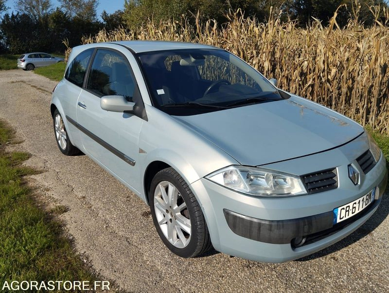 RENAULT MEGANE - 149000 KILOMETRES - ESSENCE - VÉHICULE 5 PLACES - ANNEE 2004 - Autovettura: foto 2 RENAULT MEGANE - 149000 KILOMETRES - ESSENCE - VÉHICULE 5 PLACES - ANNEE 2004 - Autovettura: foto 2