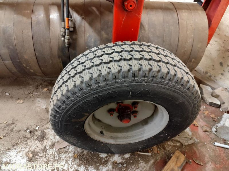 ROULEAU QUIVOGNE RSR 300 TRES PEU SERVI ANNEE 2003 - Attrezzatura da giardino: foto 5 ROULEAU QUIVOGNE RSR 300 TRES PEU SERVI ANNEE 2003 - Attrezzatura da giardino: foto 5