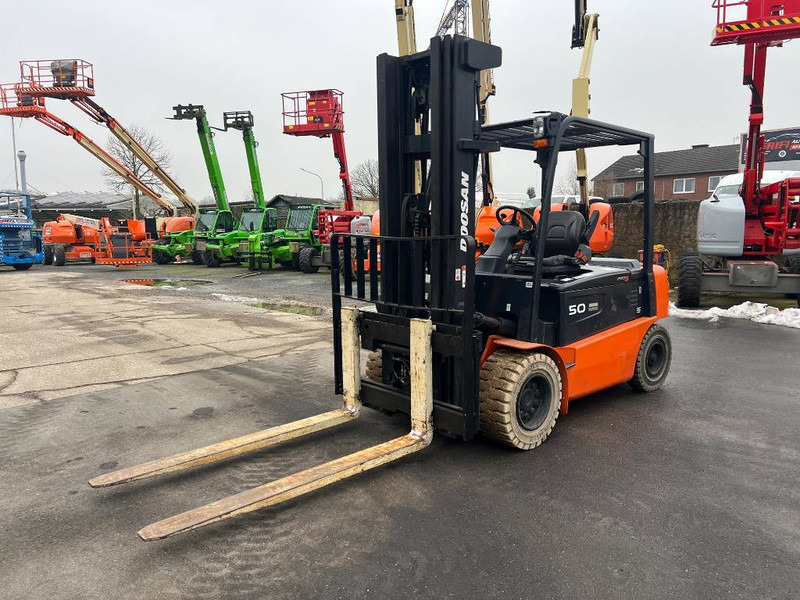 Doosan B50X5 5T 6m Triplex non-marking (1840) - Carrello elevatore elettrico: foto 3 Doosan B50X5 5T 6m Triplex non-marking (1840) - Carrello elevatore elettrico: foto 3