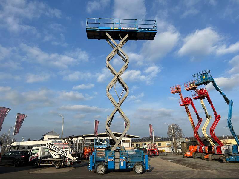 Piattaforma a pantografo Genie GS4390 RT diesel 4x4 15m (1541): foto 13