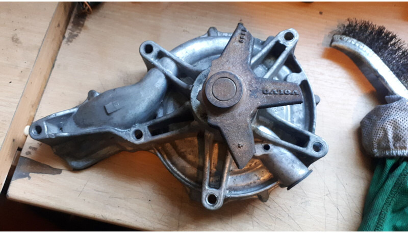 Volvo B 12 9700 . FM/FH - Pompa del liquido di raffreddamento: foto 1 Volvo B 12 9700 . FM/FH - Pompa del liquido di raffreddamento: foto 1