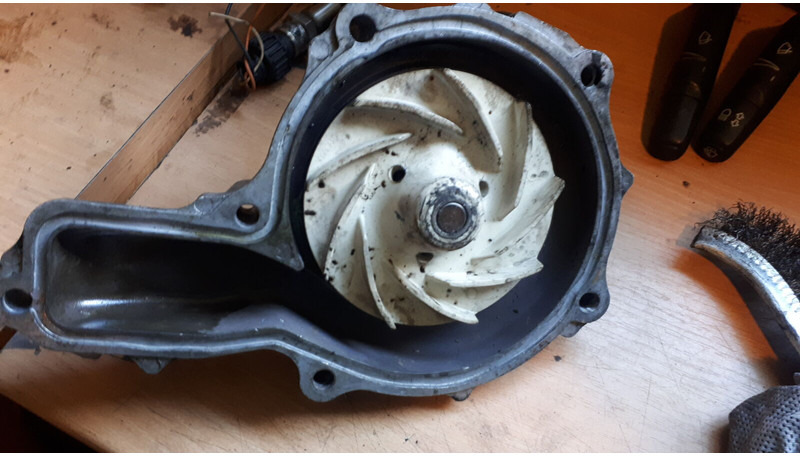 Volvo B 12 9700 . FM/FH - Pompa del liquido di raffreddamento: foto 2 Volvo B 12 9700 . FM/FH - Pompa del liquido di raffreddamento: foto 2