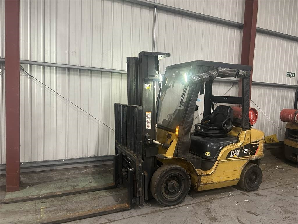 CAT GP25NT - Carrello elevatore a gas: foto 2 CAT GP25NT - Carrello elevatore a gas: foto 2