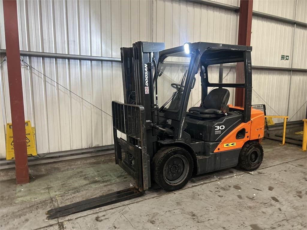 Doosan D30S-5 - Carrello elevatore diesel: foto 2 Doosan D30S-5 - Carrello elevatore diesel: foto 2