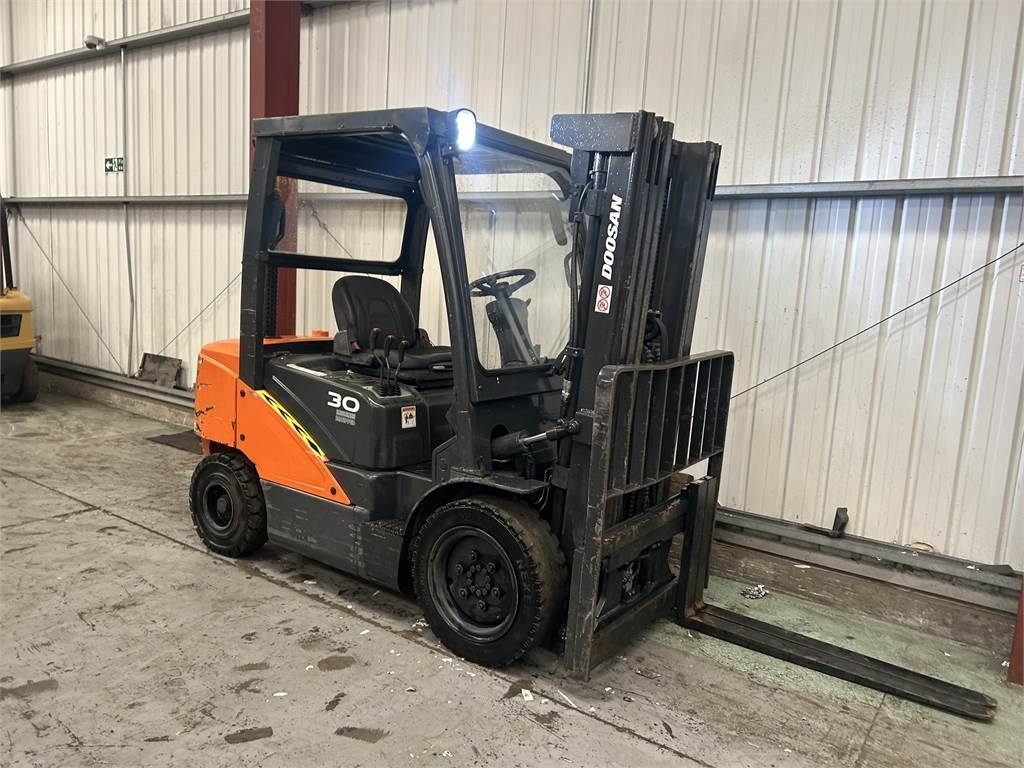 Doosan D30S-5 - Carrello elevatore diesel: foto 4 Doosan D30S-5 - Carrello elevatore diesel: foto 4