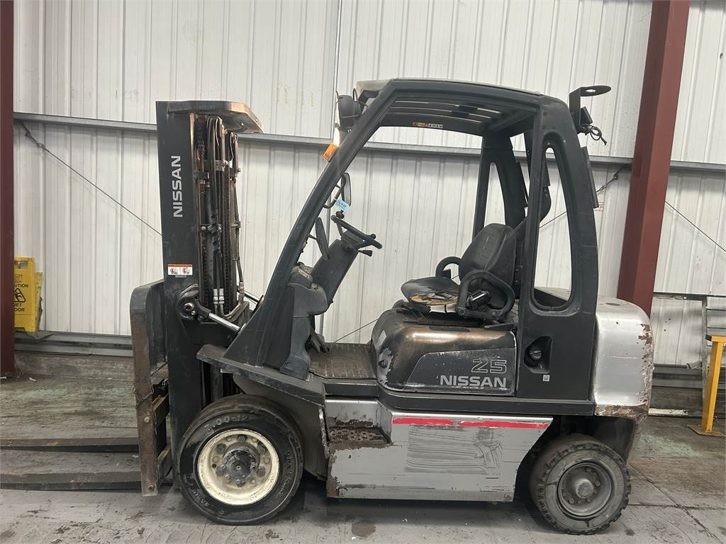 Nissan Y1D2A25Q - Carrello elevatore diesel: foto 1 Nissan Y1D2A25Q - Carrello elevatore diesel: foto 1