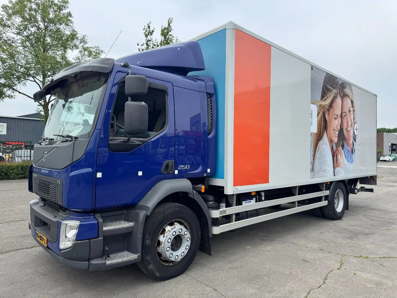 Volvo FL 250 4X2 - EURO 6 + DHOLLANDIA LIFT + TÜV 04-2 - Autocarro furgonato: foto 1 Volvo FL 250 4X2 - EURO 6 + DHOLLANDIA LIFT + TÜV 04-2 - Autocarro furgonato: foto 1