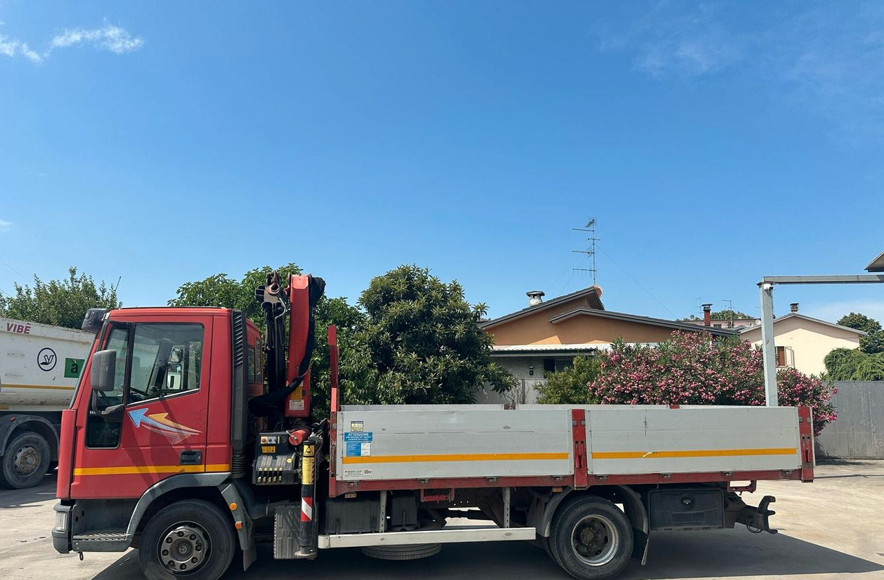 Motrice Iveco con la gru - Autocarro con pianale/ Cassone fisso, Camion con gru: foto 3 Motrice Iveco con la gru - Autocarro con pianale/ Cassone fisso, Camion con gru: foto 3
