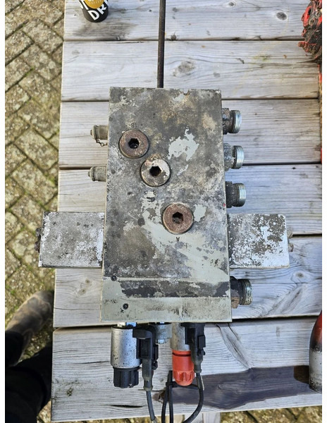 Legras Besturingsventiel 02 E-bediend (compleet) - Control valve - Idraulica per Camion: foto 2 Legras Besturingsventiel 02 E-bediend (compleet) - Control valve - Idraulica per Camion: foto 2