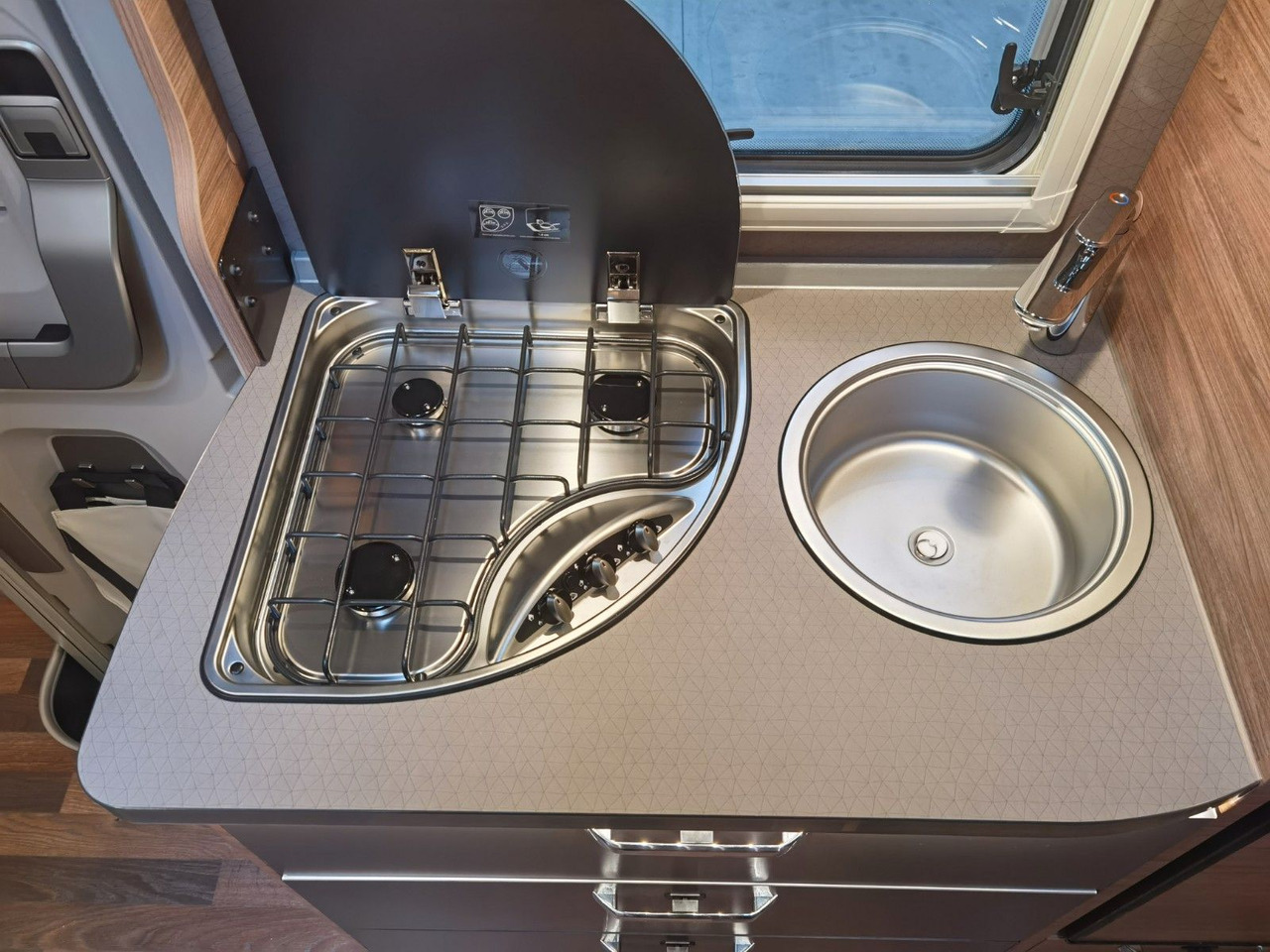 Leasing di  Weinsberg CARACOMPACT 600 MEG PEPPER / 8G. - AUTOMATIK Weinsberg CARACOMPACT 600 MEG PEPPER / 8G. - AUTOMATIK: foto 16