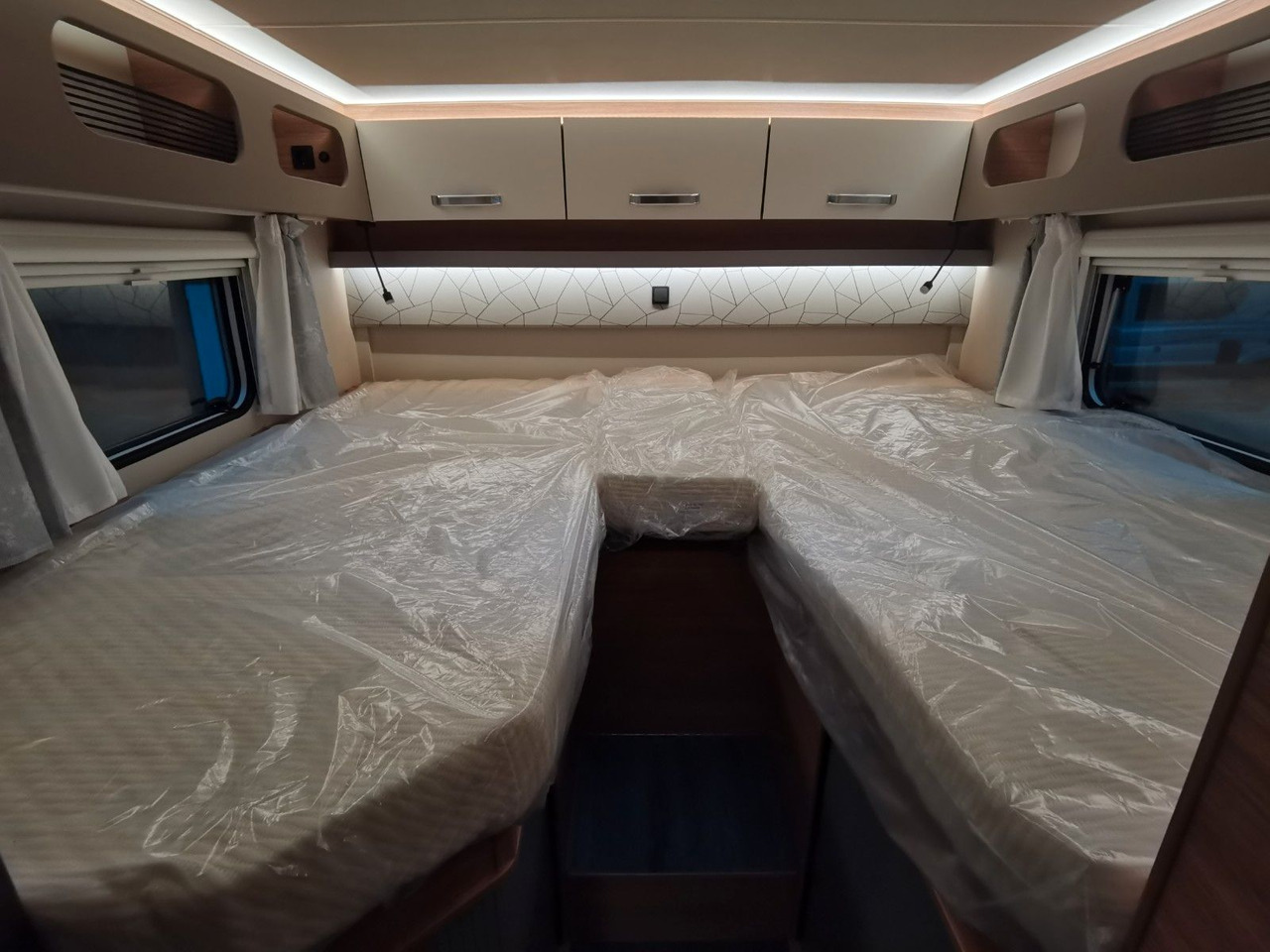 Leasing di  Weinsberg CARASUITE 650 MEG/155-DSG/EINZELBETTEN & HUBBETT Weinsberg CARASUITE 650 MEG/155-DSG/EINZELBETTEN & HUBBETT: foto 18