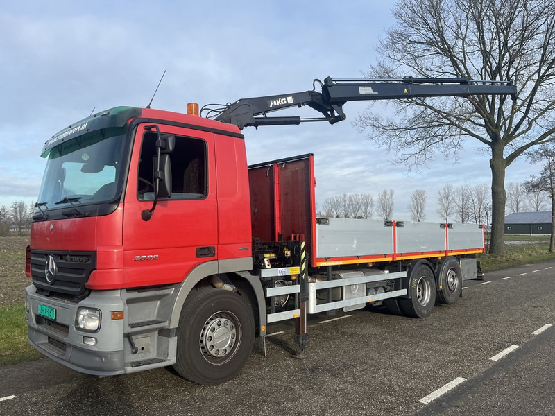 Mercedes-Benz ACTROS 2832 - MKG HKL140 - automaat - EURO5 -lift/stuur as - 600dkm - 2006 - Autocarro con pianale/ Cassone fisso, Camion con gru: foto 1 Mercedes-Benz ACTROS 2832 - MKG HKL140 - automaat - EURO5 -lift/stuur as - 600dkm - 2006 - Autocarro con pianale/ Cassone fisso, Camion con gru: foto 1
