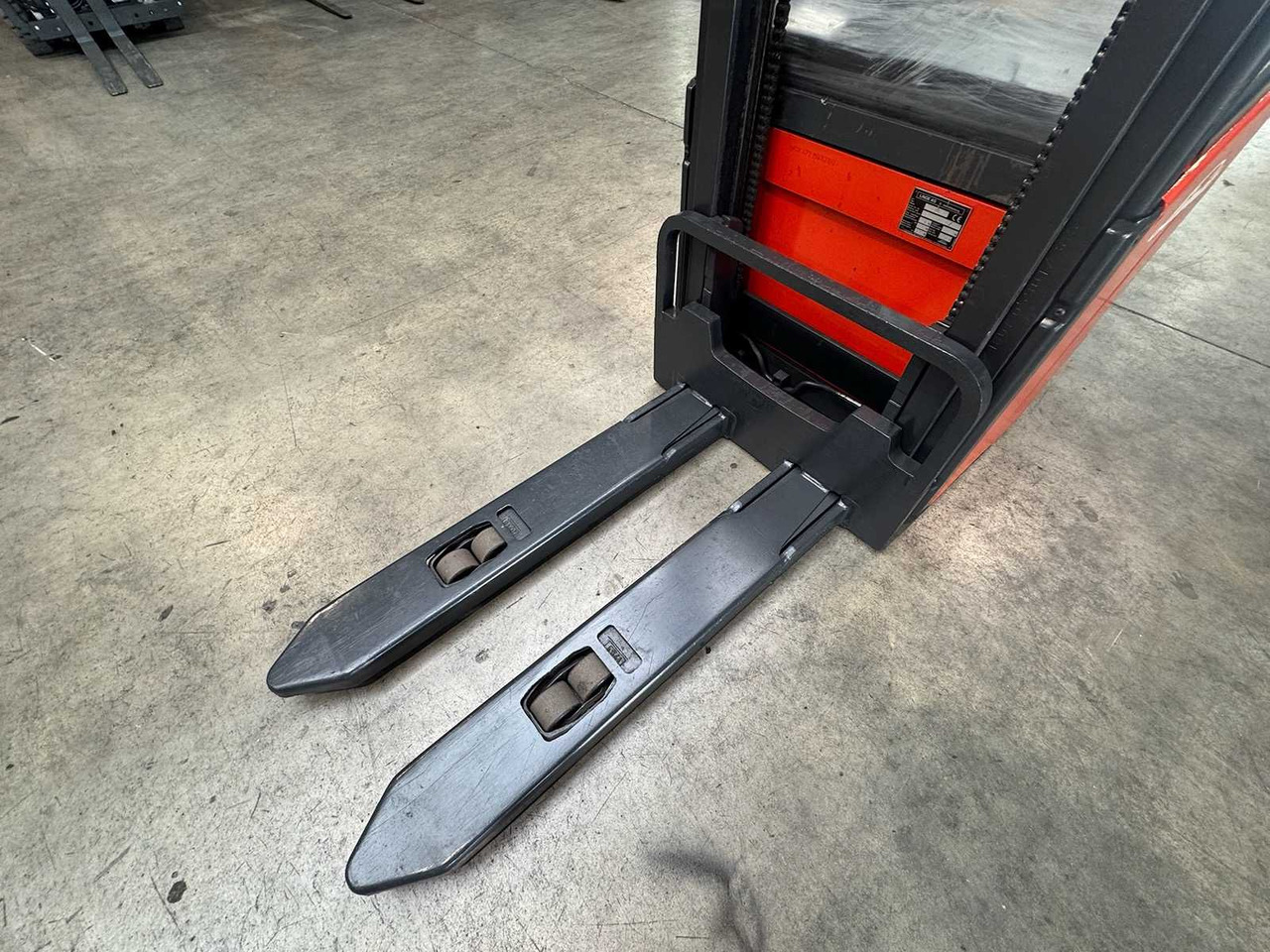 04/2012 SERVICE +UVV 10/2026 LINDE L14AP 1.400KG PALLET TRUCK ANT 2.364 HOURS - Carrello elevatore: foto 4 04/2012 SERVICE +UVV 10/2026 LINDE L14AP 1.400KG PALLET TRUCK ANT 2.364 HOURS - Carrello elevatore: foto 4