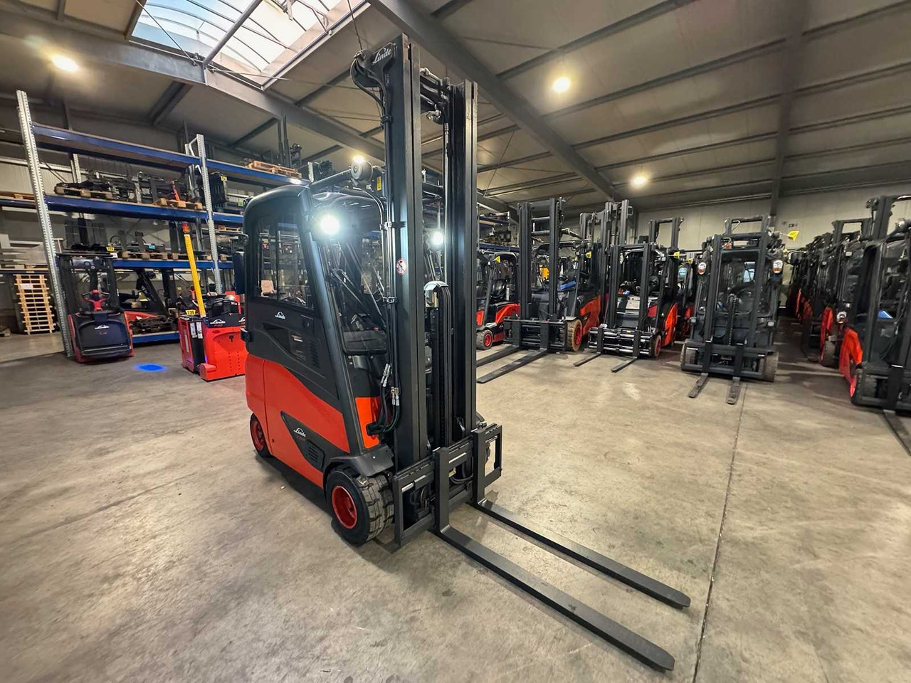 18/2023 SERVICE + UVV 10/2026 LINDE E20PH-02 2.000KG 3.+4. VALVE ELECTRIC FORKLIFT 3.988 HOURS TIRES NEW - Carrello elevatore: foto 4 18/2023 SERVICE + UVV 10/2026 LINDE E20PH-02 2.000KG 3.+4. VALVE ELECTRIC FORKLIFT 3.988 HOURS TIRES NEW - Carrello elevatore: foto 4