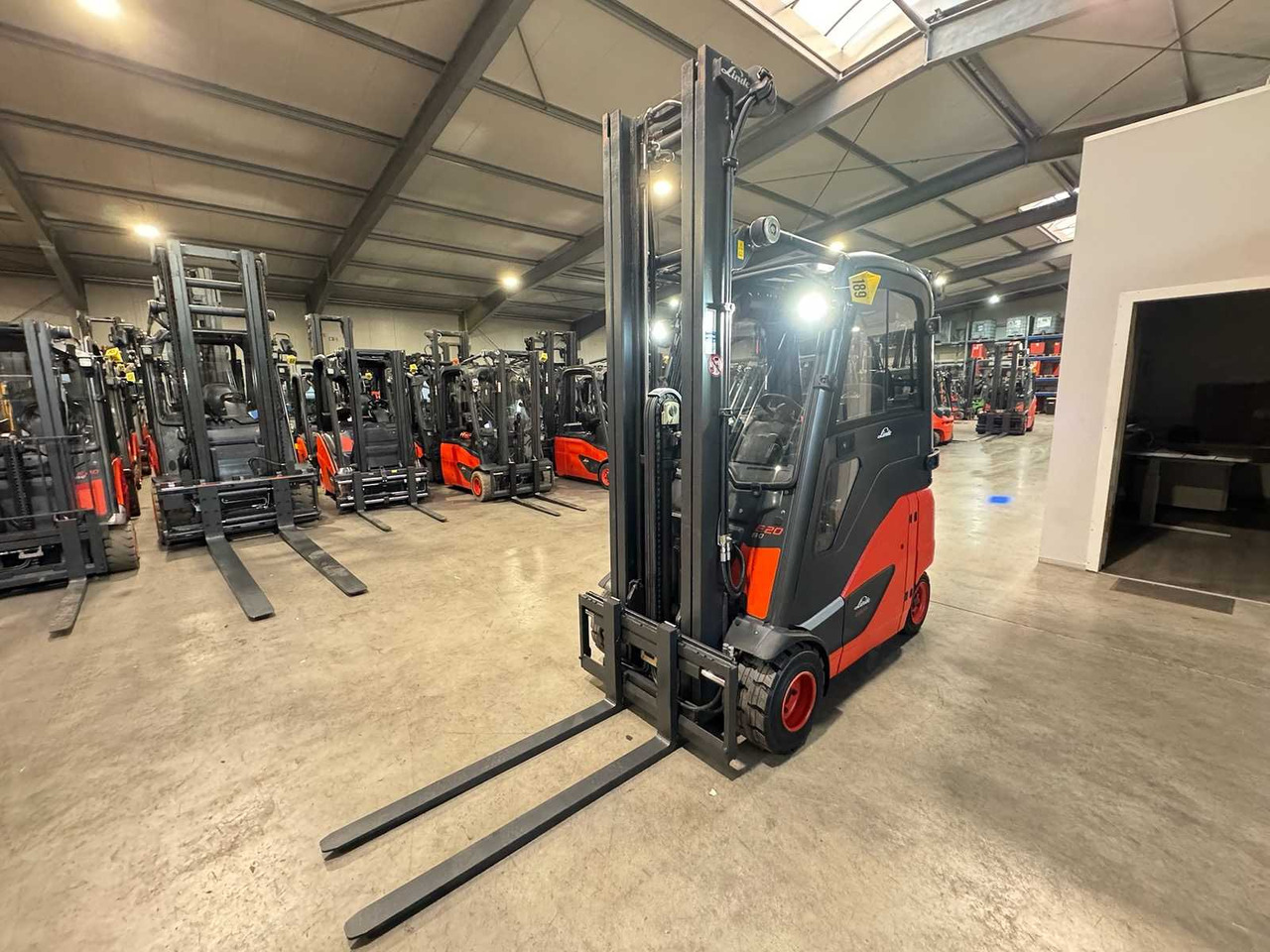 18/2023 SERVICE + UVV 10/2026 LINDE E20PH-02 2.000KG 3.+4. VALVE ELECTRIC FORKLIFT 3.988 HOURS TIRES NEW - Carrello elevatore: foto 3 18/2023 SERVICE + UVV 10/2026 LINDE E20PH-02 2.000KG 3.+4. VALVE ELECTRIC FORKLIFT 3.988 HOURS TIRES NEW - Carrello elevatore: foto 3