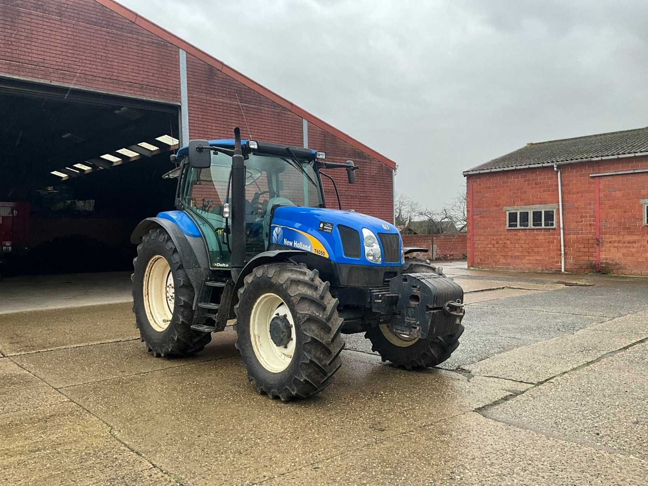 2009 NEW HOLLAND T6050 FOUR WHEEL DRIVE FARM TRACTOR - Trattore: foto 5 2009 NEW HOLLAND T6050 FOUR WHEEL DRIVE FARM TRACTOR - Trattore: foto 5