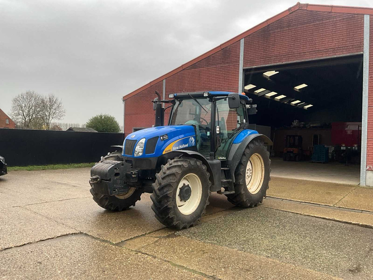 2009 NEW HOLLAND T6050 FOUR WHEEL DRIVE FARM TRACTOR - Trattore: foto 2 2009 NEW HOLLAND T6050 FOUR WHEEL DRIVE FARM TRACTOR - Trattore: foto 2