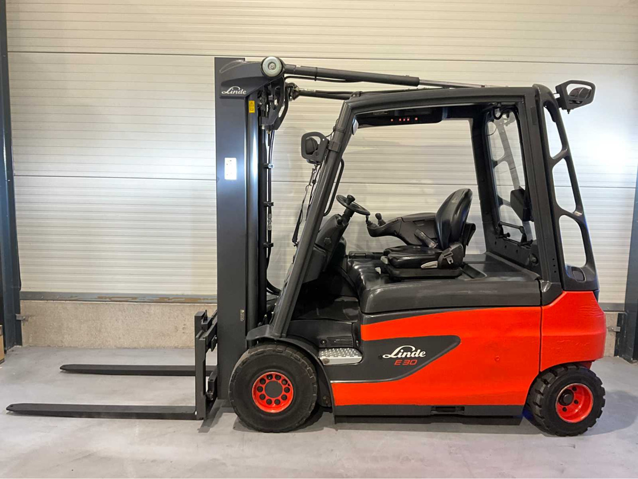 2017 LINDE E30L-01 3000KG FORKLIFT - Carrello elevatore: foto 2 2017 LINDE E30L-01 3000KG FORKLIFT - Carrello elevatore: foto 2