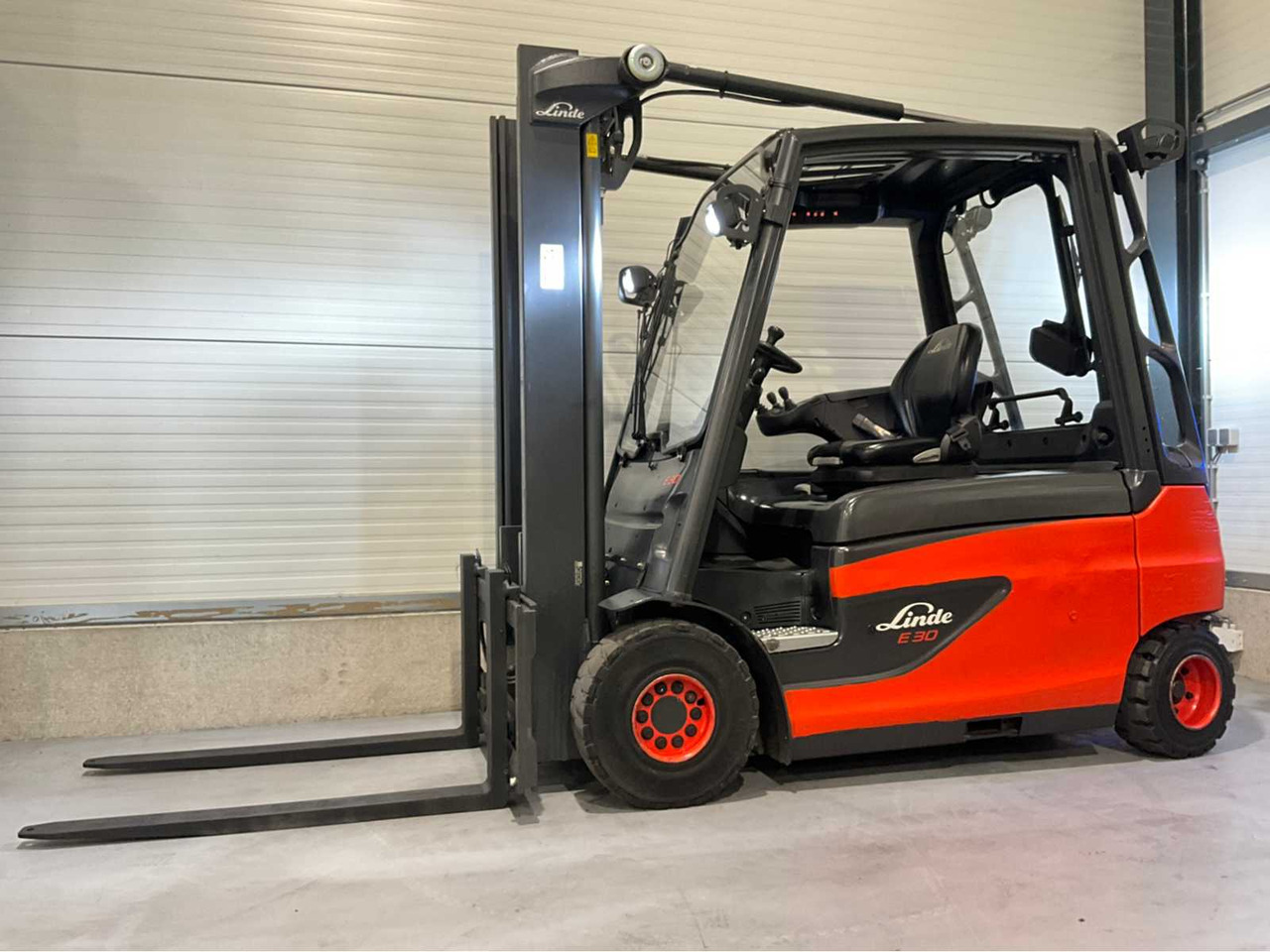 2017 LINDE E30L-01 3000KG FORKLIFT - Carrello elevatore: foto 1 2017 LINDE E30L-01 3000KG FORKLIFT - Carrello elevatore: foto 1
