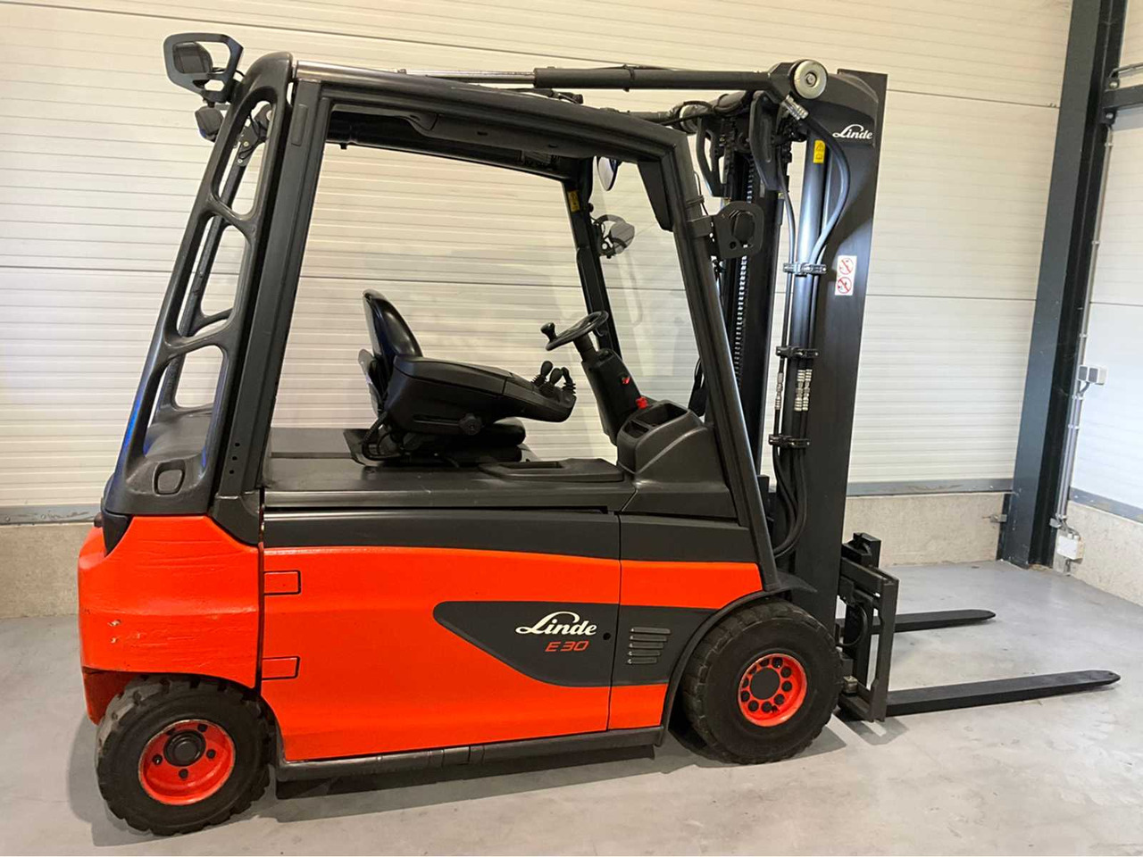 2017 LINDE E30L-01 3000KG FORKLIFT - Carrello elevatore: foto 5 2017 LINDE E30L-01 3000KG FORKLIFT - Carrello elevatore: foto 5