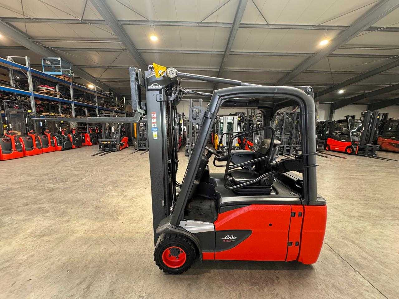 2020 SERVICE+UVV 10/2026 LINDE E20L 2,000KG TRIPLEX 462CM ELECTRIC FORKLIFT 9,940 HOURS - Carrello elevatore: foto 3 2020 SERVICE+UVV 10/2026 LINDE E20L 2,000KG TRIPLEX 462CM ELECTRIC FORKLIFT 9,940 HOURS - Carrello elevatore: foto 3