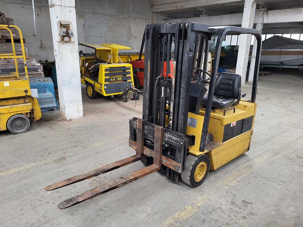 CATERPILLAR - F 30 - FORKLIFT TRUCKS - Carrello elevatore: foto 1 CATERPILLAR - F 30 - FORKLIFT TRUCKS - Carrello elevatore: foto 1