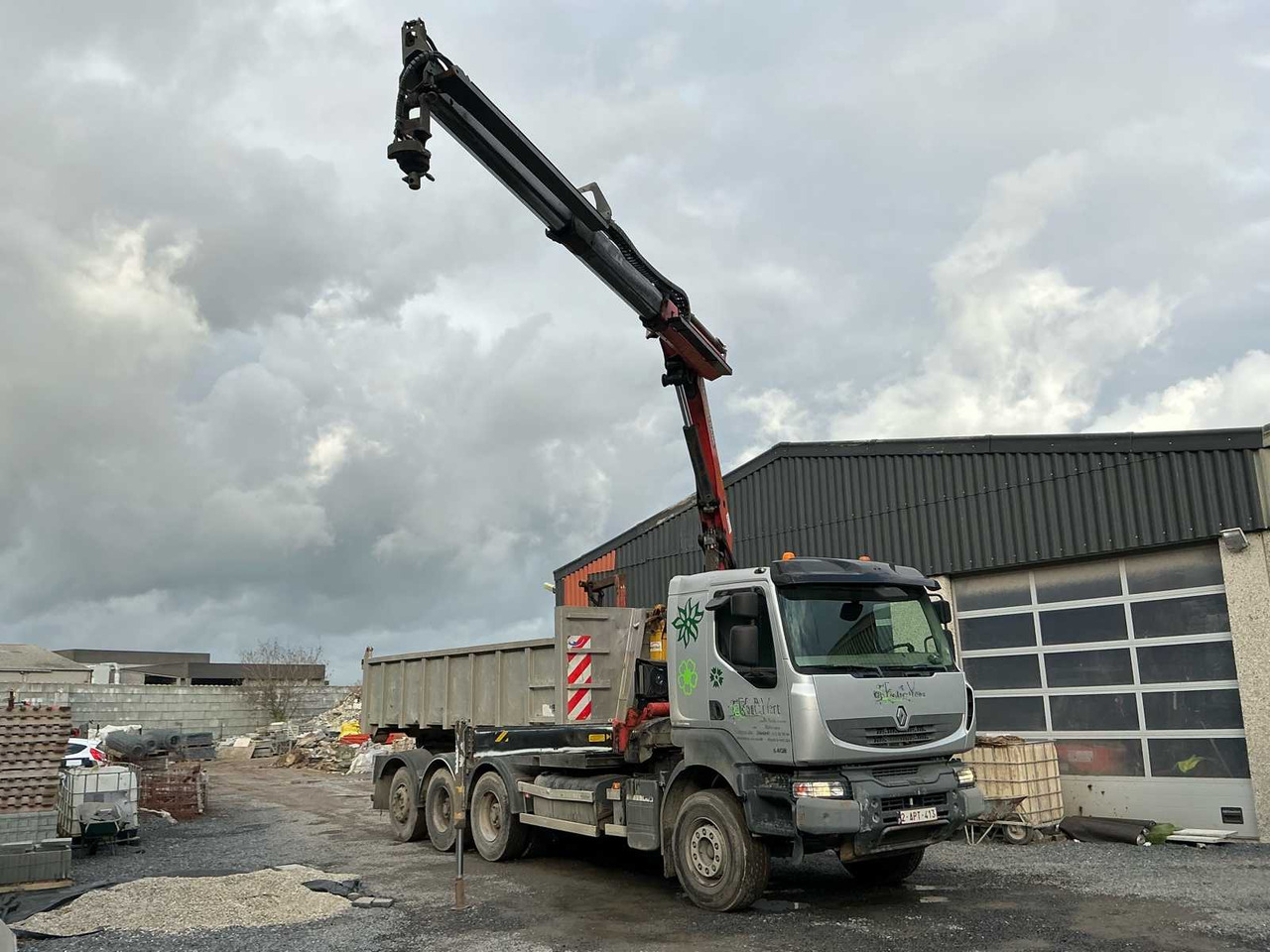 2011 RENAULT KERAX 460 TRIDEM TRUCK WITH CRANE AND CONTAINER - Camion: foto 2 2011 RENAULT KERAX 460 TRIDEM TRUCK WITH CRANE AND CONTAINER - Camion: foto 2