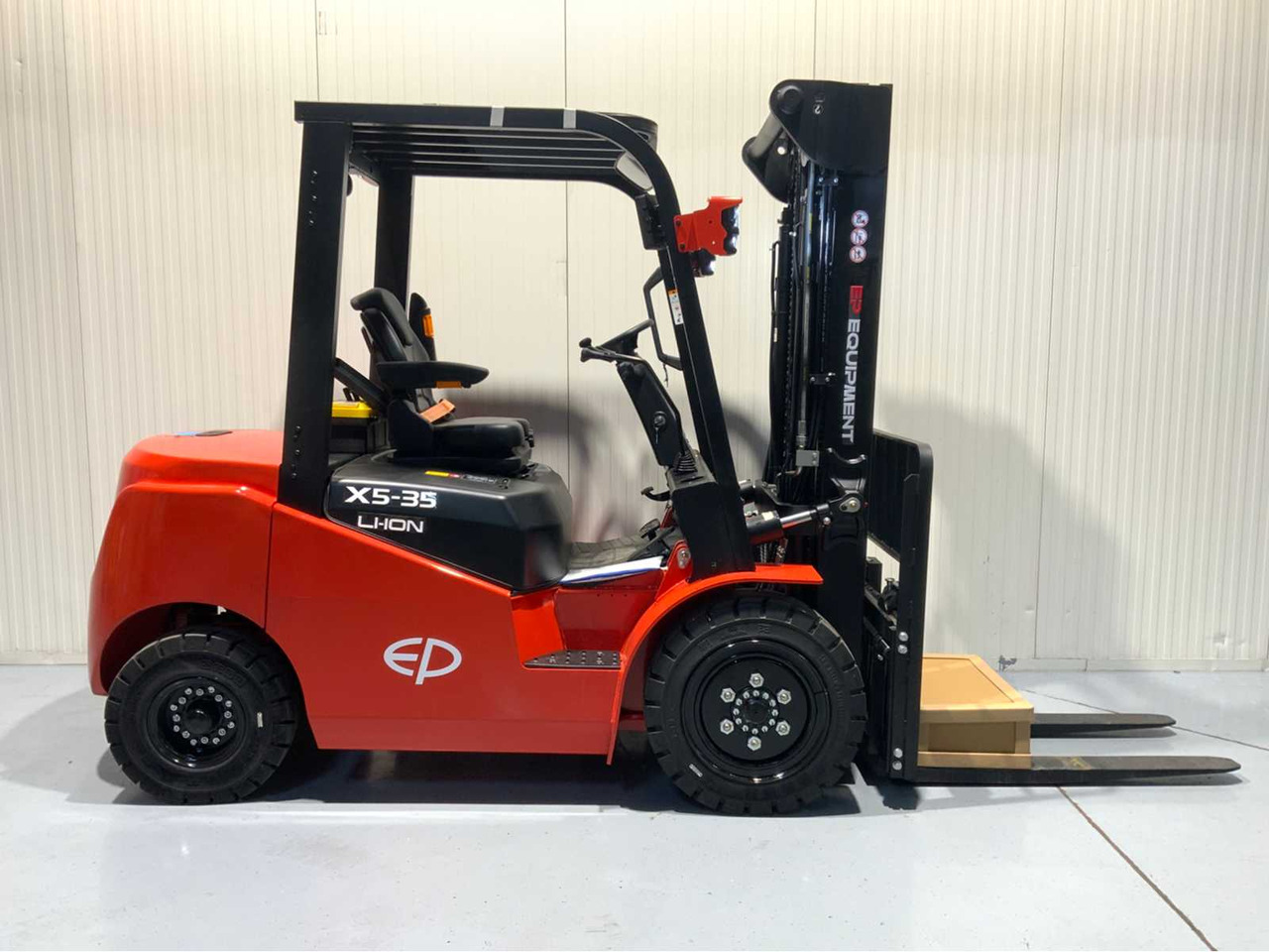 EP 3500KG LIFTING CAPACITY- 4.8 METER PLYWOOD, FREE-LIFT, SIDE-SHIFT FORKLIFT - Carrello elevatore: foto 5 EP 3500KG LIFTING CAPACITY- 4.8 METER PLYWOOD, FREE-LIFT, SIDE-SHIFT FORKLIFT - Carrello elevatore: foto 5