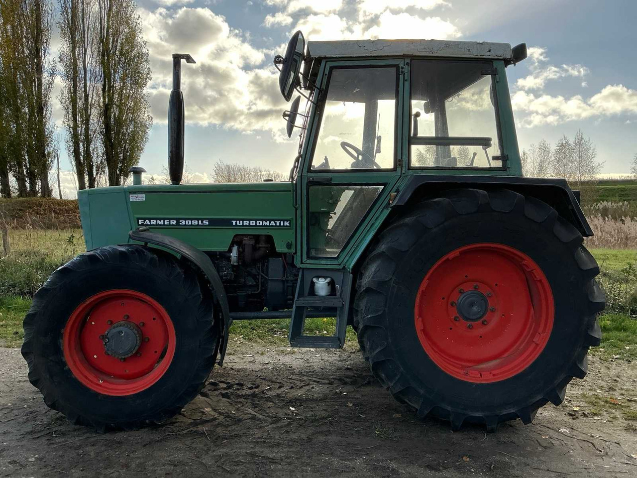 FENDT FARMER 309 LSA TURBOMATIK FOUR-WHEEL DRIVE AGRICULTURAL TRACTOR - Trattore: foto 2 FENDT FARMER 309 LSA TURBOMATIK FOUR-WHEEL DRIVE AGRICULTURAL TRACTOR - Trattore: foto 2