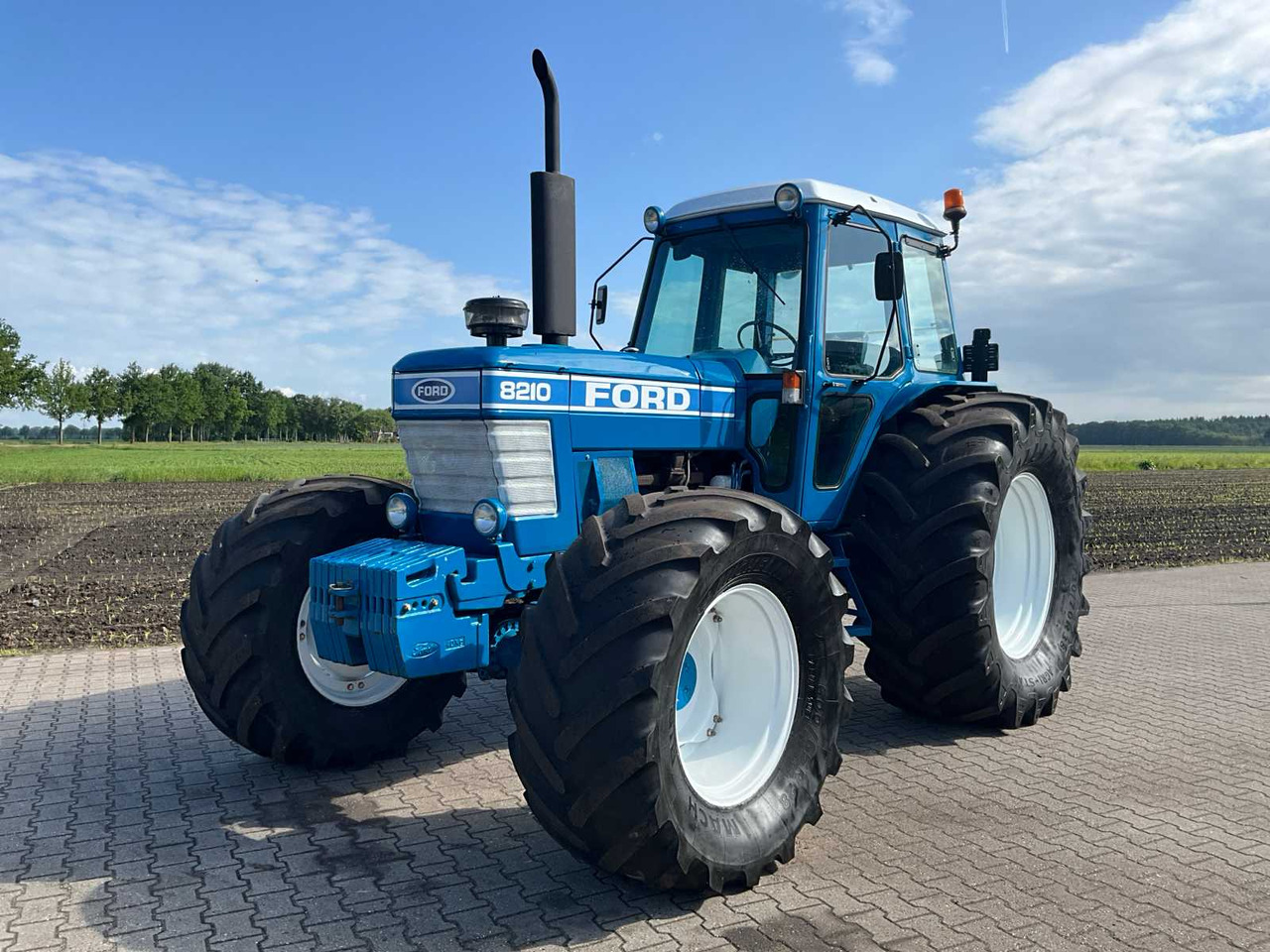 Ford 8210 - Trattore: foto 1 Ford 8210 - Trattore: foto 1