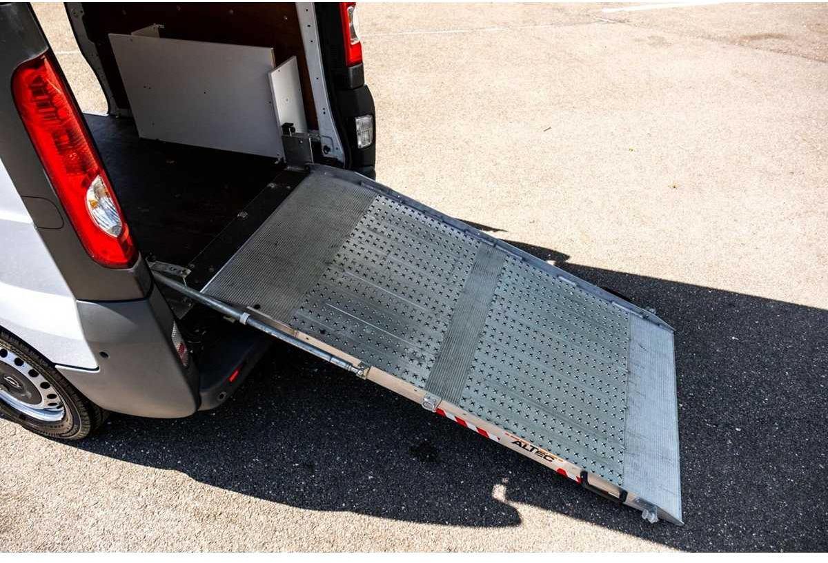 OPEL - VIVARO - 2.0 CDTI L2H1 DC ECO - 1ST OWNER - RAMP - COMMERCIAL VEHICLE - VJ-699-J - Furgone: foto 3 OPEL - VIVARO - 2.0 CDTI L2H1 DC ECO - 1ST OWNER - RAMP - COMMERCIAL VEHICLE - VJ-699-J - Furgone: foto 3