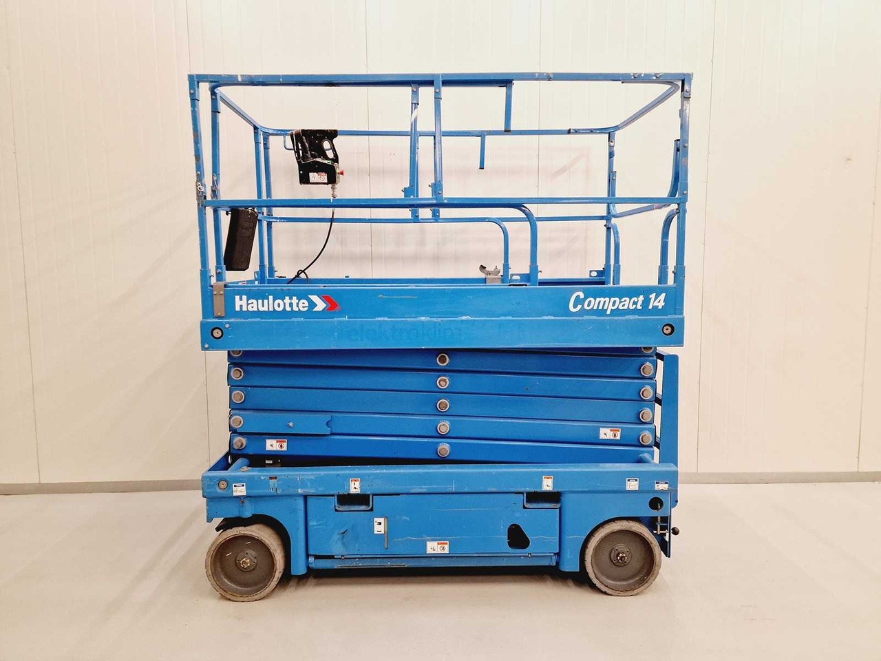 Piattaforma aerea Haulotte Compact 14: foto 6