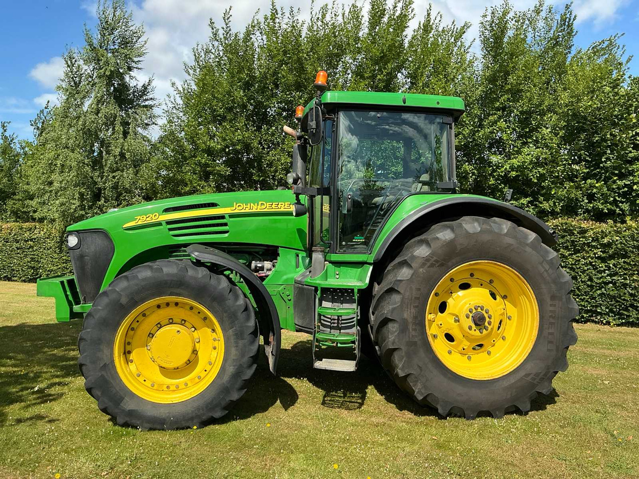 John Deere 2004 JOHN DEERE 7920 ALL-WHEEL DRIVE FARM TRACTOR - Trattore: foto 2 John Deere 2004 JOHN DEERE 7920 ALL-WHEEL DRIVE FARM TRACTOR - Trattore: foto 2
