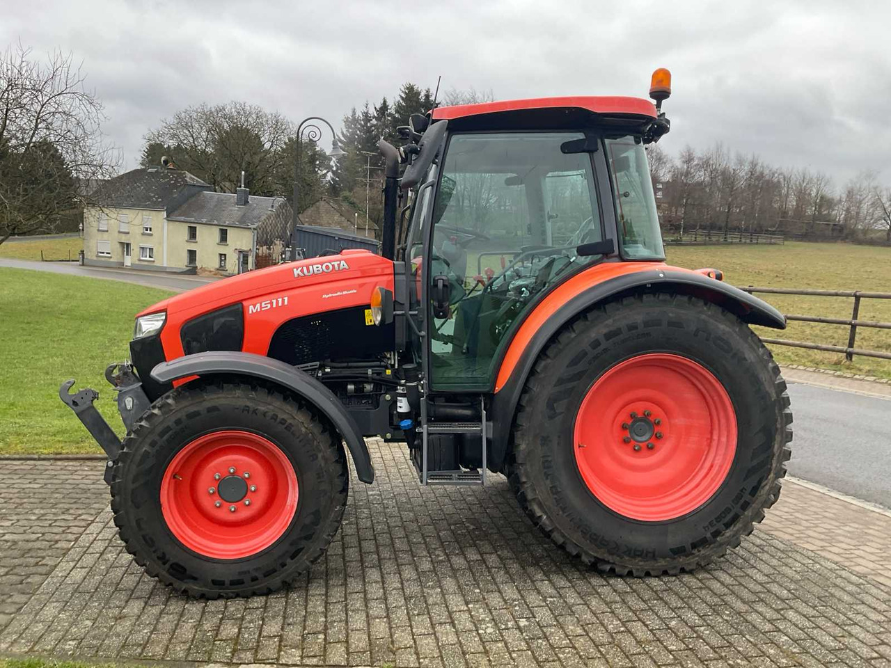 Kubota 2020 KUBOTA M5111 FOUR WHEEL DRIVE FARM TRACTOR - Trattore: foto 2 Kubota 2020 KUBOTA M5111 FOUR WHEEL DRIVE FARM TRACTOR - Trattore: foto 2