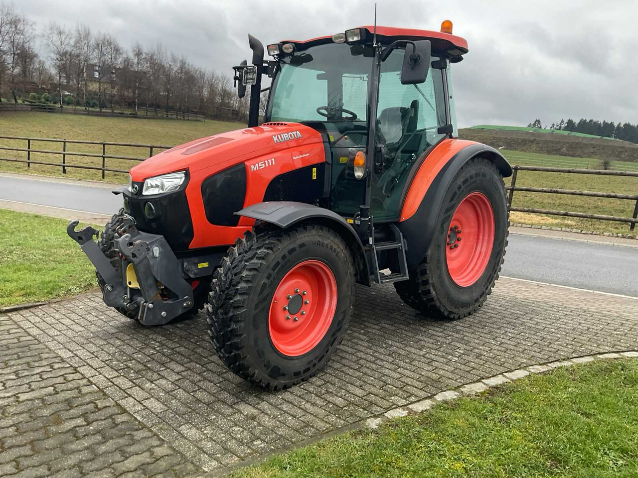 Kubota 2020 KUBOTA M5111 FOUR WHEEL DRIVE FARM TRACTOR - Trattore: foto 1 Kubota 2020 KUBOTA M5111 FOUR WHEEL DRIVE FARM TRACTOR - Trattore: foto 1