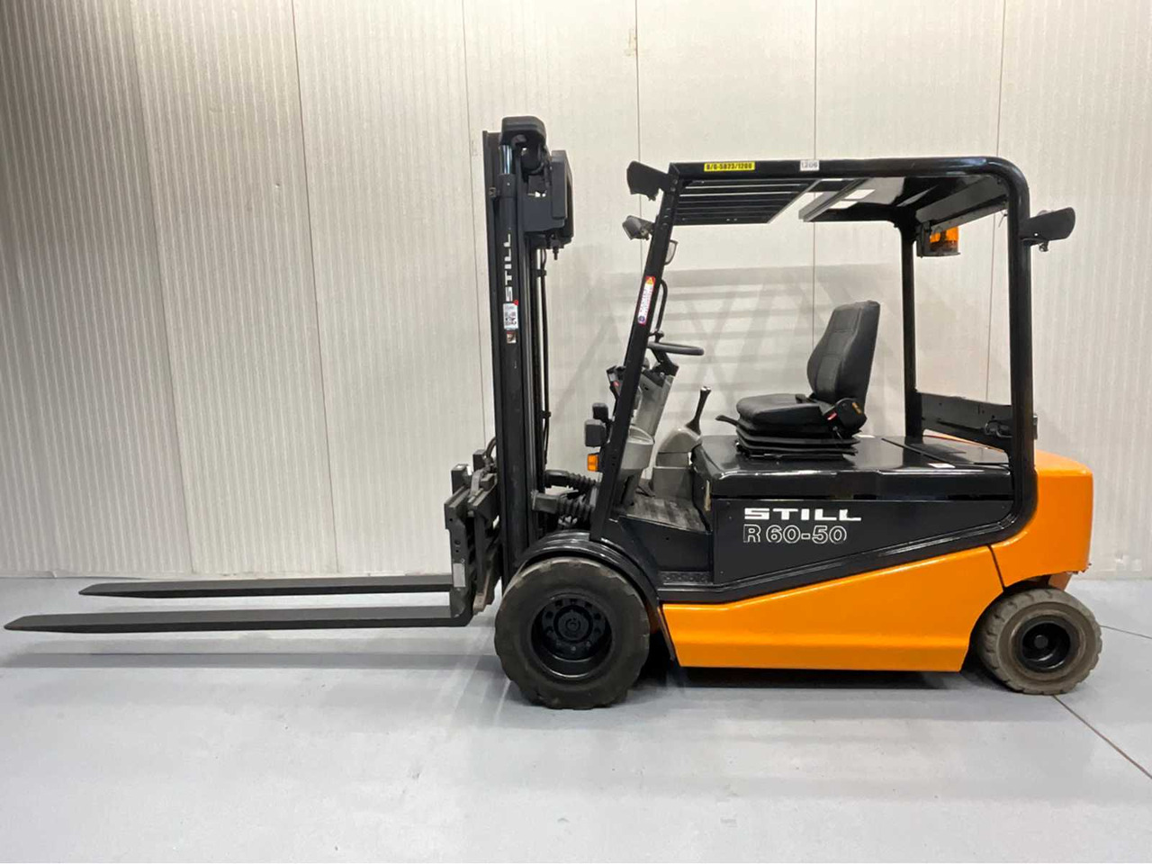 STILL R60-50 FORKLIFT 5000KG WITH FORK POSITIONER - BATTERY 2018 - FORKS 2400MM - Carrello elevatore: foto 2 STILL R60-50 FORKLIFT 5000KG WITH FORK POSITIONER - BATTERY 2018 - FORKS 2400MM - Carrello elevatore: foto 2