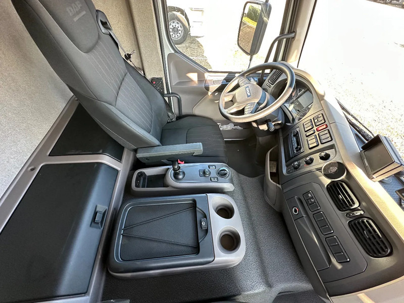 DAF LF 210 LF.14.210 EURO6. KOELBAKWAGEN MET LAADKLEP - Autocarro frigorifero: foto 2 DAF LF 210 LF.14.210 EURO6. KOELBAKWAGEN MET LAADKLEP - Autocarro frigorifero: foto 2