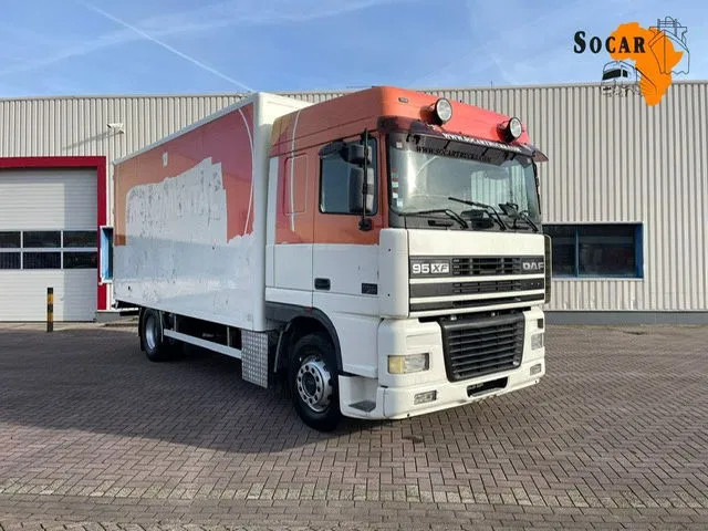 DAF XF 95.380 Euro 2 Manual-Gear - Autocarro furgonato: foto 1 DAF XF 95.380 Euro 2 Manual-Gear - Autocarro furgonato: foto 1