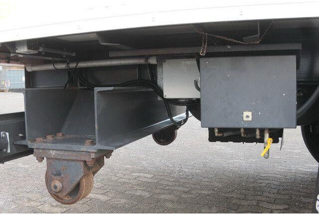 Sommer 2-Achser, elektr. Rolltor, BPW, 11.000mm lang - Semirimorchio furgonato: foto 5 Sommer 2-Achser, elektr. Rolltor, BPW, 11.000mm lang - Semirimorchio furgonato: foto 5
