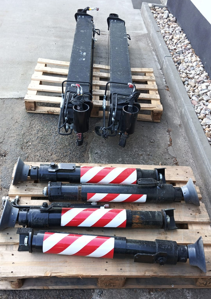 FASSI - PALFINGER - HIAB - HMF - ATLAS additional stabilizers, Zusatzabstützen - Gru per autocarro: foto 1 FASSI - PALFINGER - HIAB - HMF - ATLAS additional stabilizers, Zusatzabstützen - Gru per autocarro: foto 1