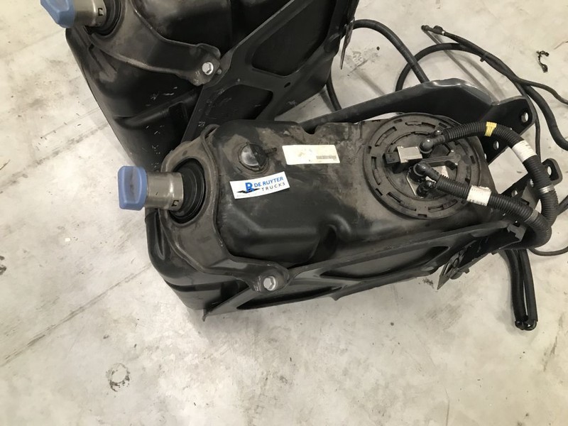 Mercedes-Benz Ad-blue tank met vlotter en steun - Serbatoio per AdBlue per Camion: foto 2 Mercedes-Benz Ad-blue tank met vlotter en steun - Serbatoio per AdBlue per Camion: foto 2