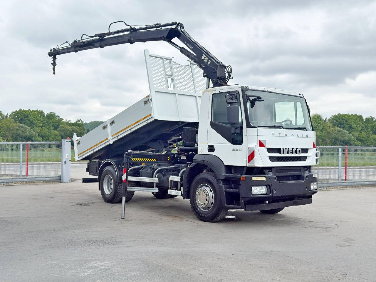 Iveco STRALIS 330 *HIAB 144 BS-3 HIDUO* TOPZUSTAND - Autocarro ribaltabile, Camion con gru: foto 2 Iveco STRALIS 330 *HIAB 144 BS-3 HIDUO* TOPZUSTAND - Autocarro ribaltabile, Camion con gru: foto 2