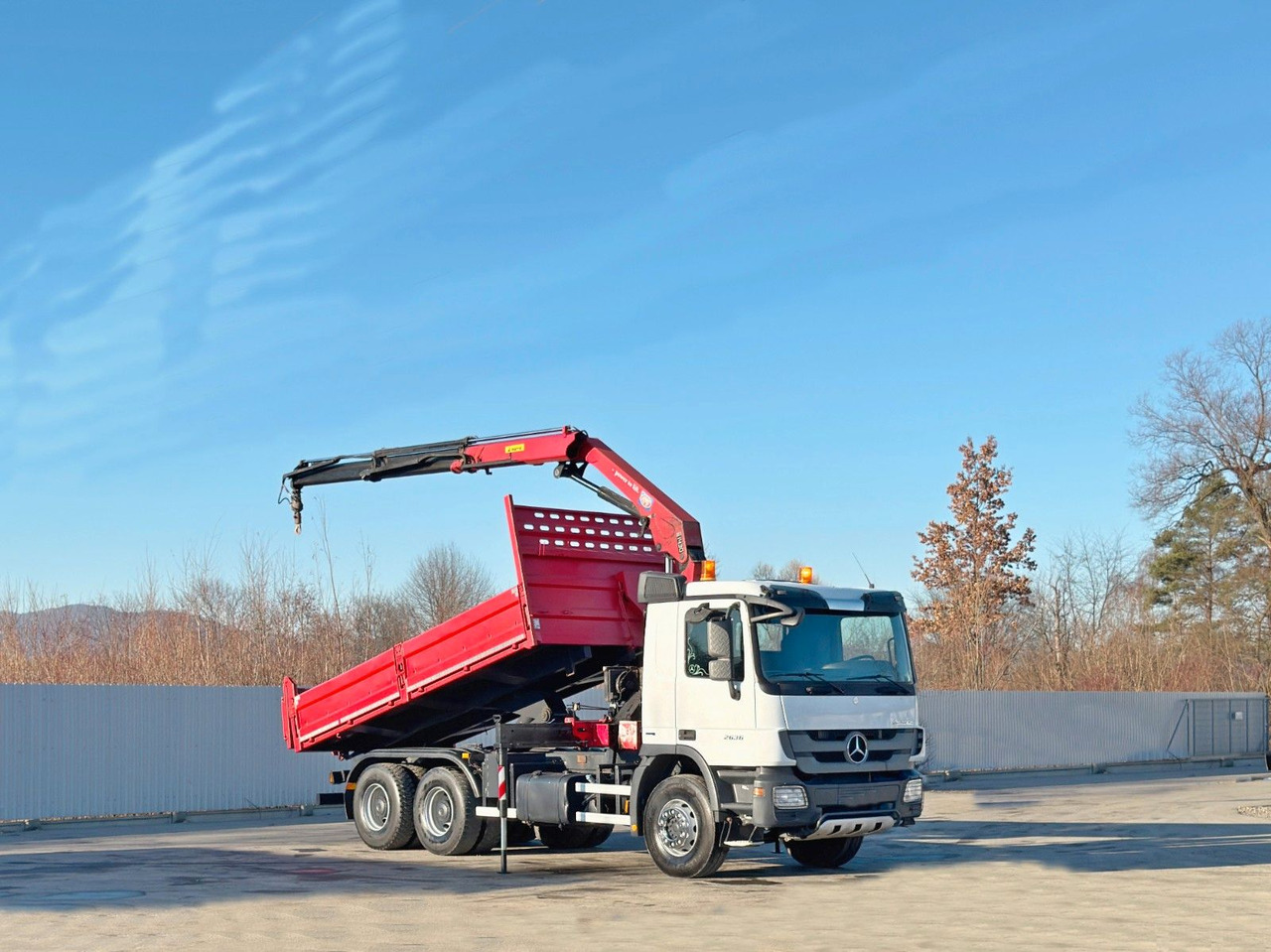 Mercedes-Benz ACTROS 2636* KIPPER 5,25 + BORDMATIC / 6x4 - Camion con gru: foto 2 Mercedes-Benz ACTROS 2636* KIPPER 5,25 + BORDMATIC / 6x4 - Camion con gru: foto 2