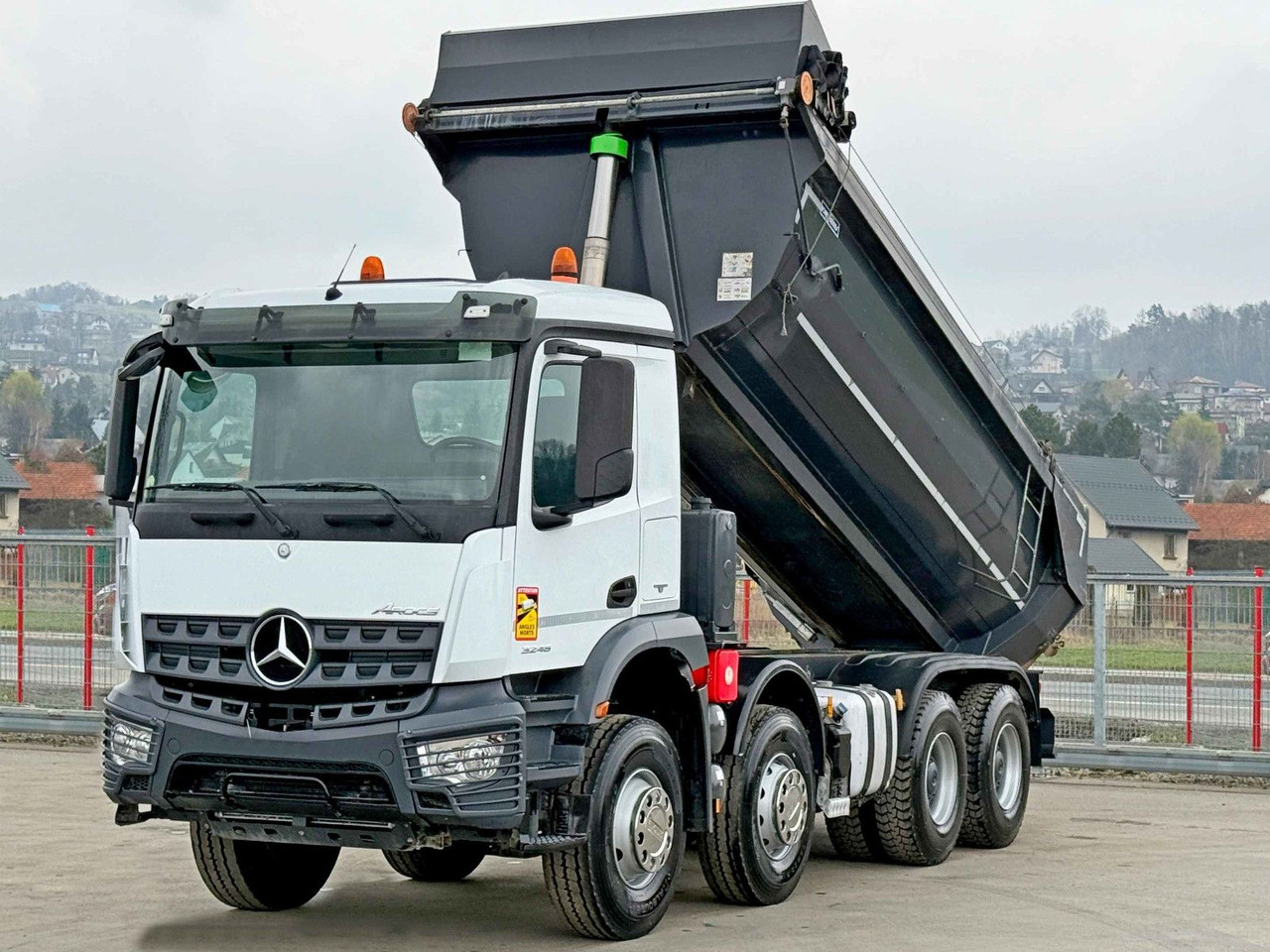 Mercedes-Benz AROCS 3246* KIPPER / 8x4 * TOPZUSTAND - Autocarro ribaltabile: foto 3 Mercedes-Benz AROCS 3246* KIPPER / 8x4 * TOPZUSTAND - Autocarro ribaltabile: foto 3